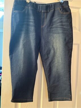 Dark Blue Women’s Stretch Denim pull-on capri jeans. very comfortable